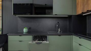 Kühlschrank, Mikrowelle, Herdplatte, Geschirrspüler