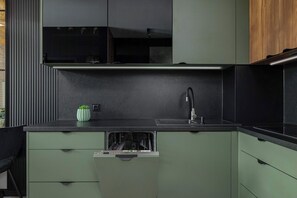 Køleskab, mikrobølgeovn, kogeplade, opvaskemaskine