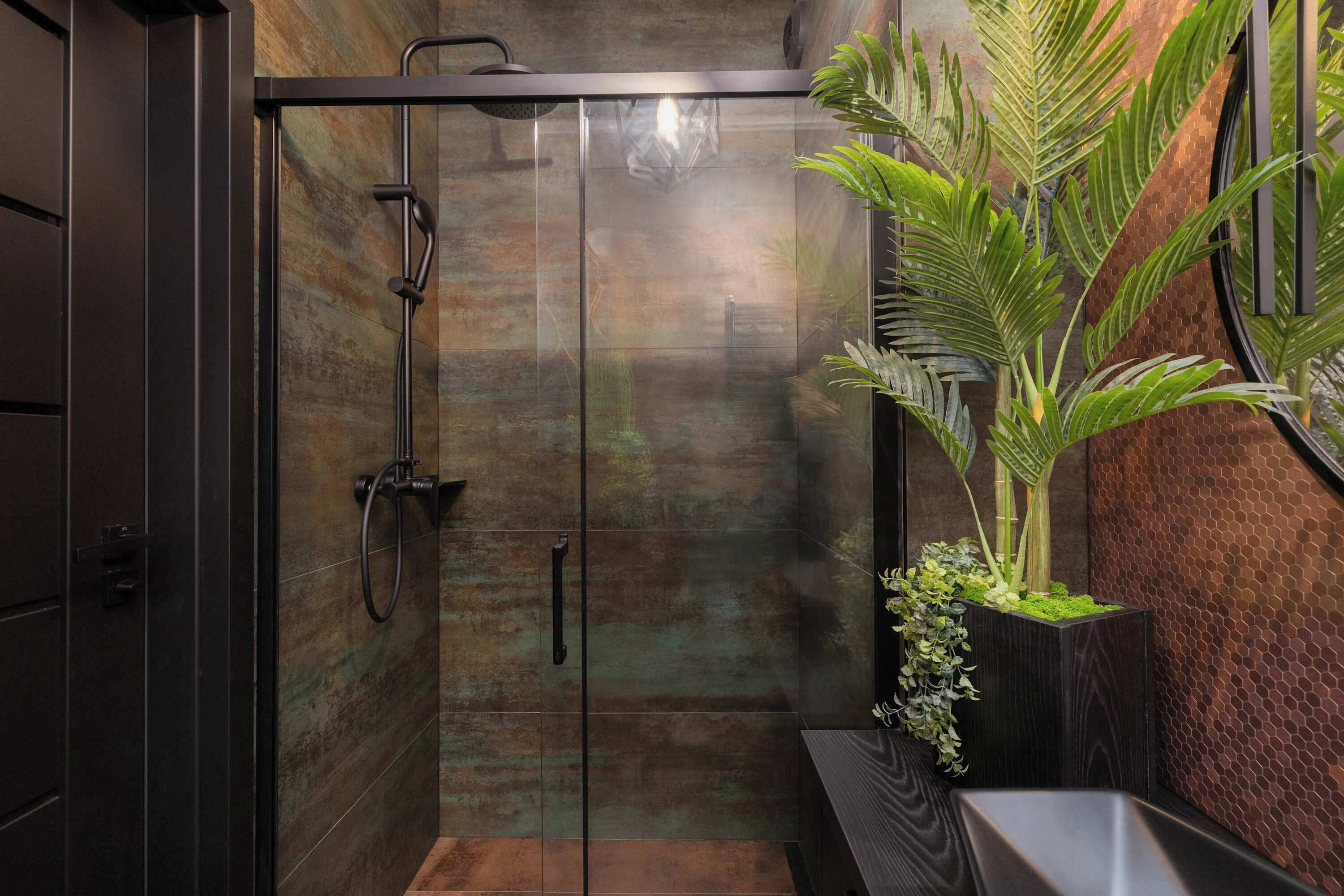 Een douche, een haardroger, handdoeken, shampoo