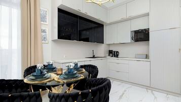 Fridge, microwave, stovetop, dishwasher