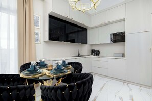 Fridge, microwave, stovetop, dishwasher