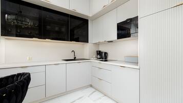 Frigorífico, microondas, placa de cocina y lavavajillas