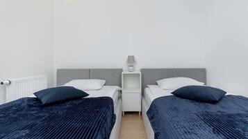 2 makuuhuonetta, työpöytä, silitysrauta/-lauta, vauvan matkasänky