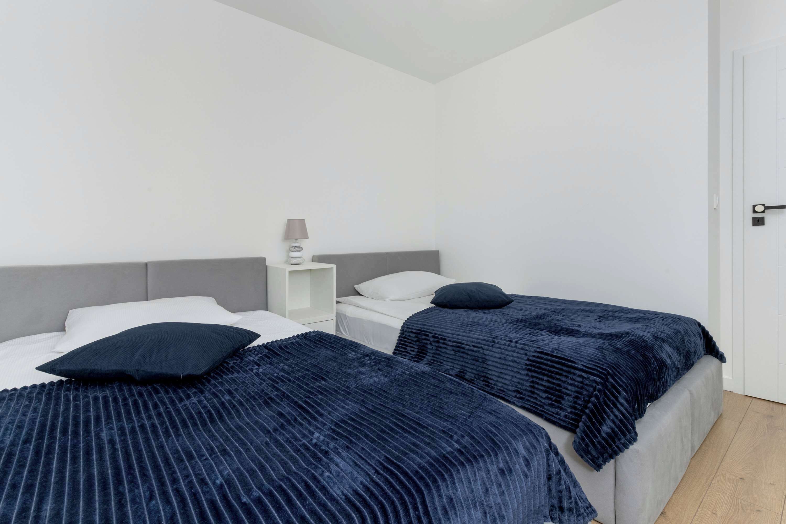 2 habitaciones, escritorio y tabla de planchar con plancha 