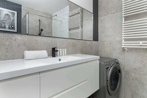 Dusche, Haartrockner, Handtücher, Shampoo