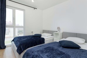 2 Schlafzimmer, Schreibtisch, Bügeleisen/Bügelbrett, Reisekinderbett