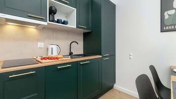 Jääkaappi, mikroaaltouuni, liesi, astianpesukone