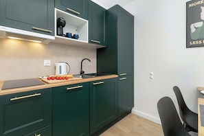 Fridge, microwave, stovetop, dishwasher
