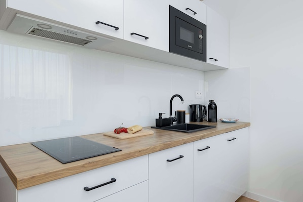 Fridge, microwave, stovetop, dishwasher