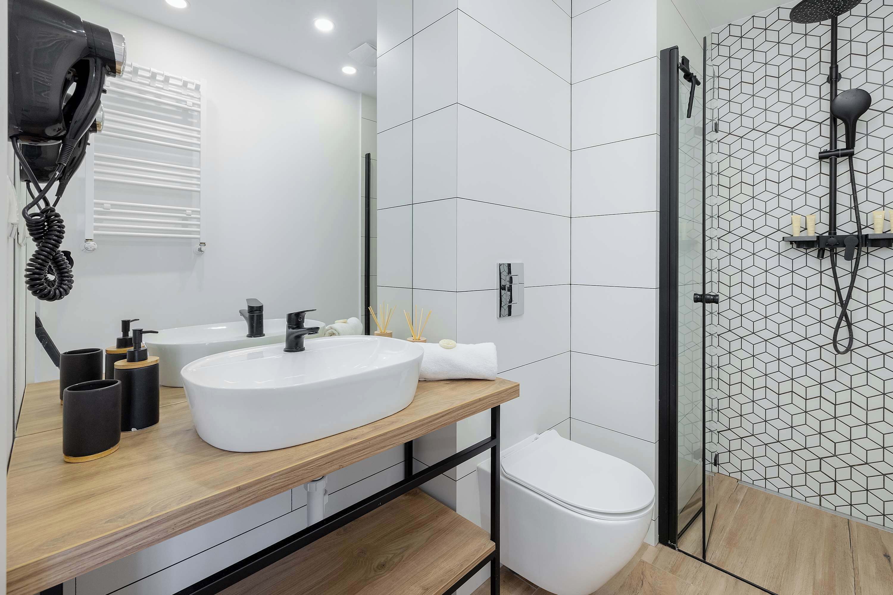 Ducha, secador de pelo, toallas, shampoo