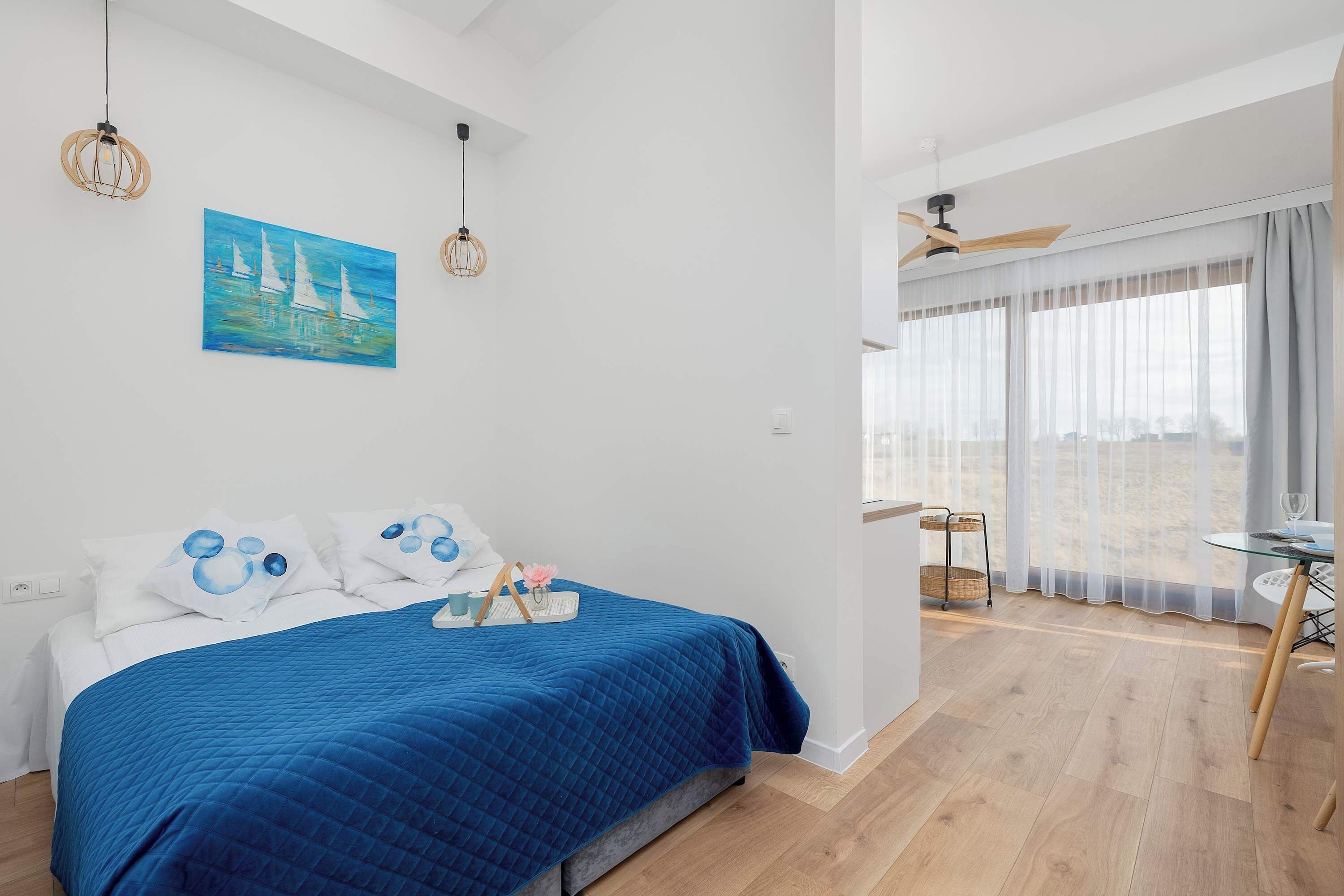 Tabla de planchar con plancha, wifi y ropa de cama 