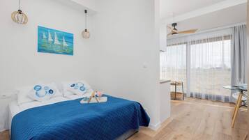 Tabla de planchar con plancha, wifi y ropa de cama