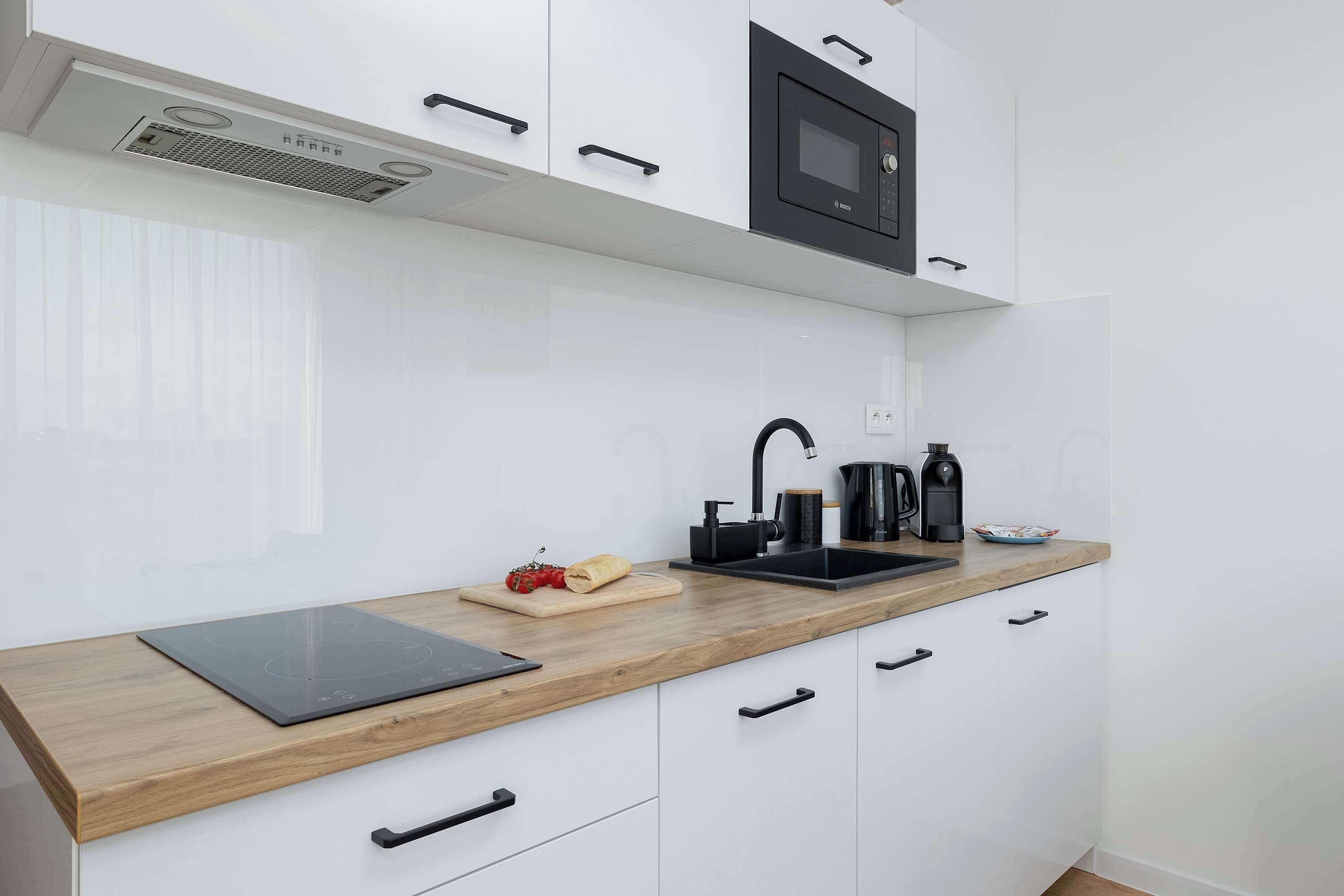 Coffee/tea maker, fridge, microwave, stovetop