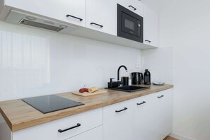 Coffee/tea maker, fridge, microwave, stovetop - Cozy Studio | Pool and Gym | Close to the Beach (Sarbinowo)