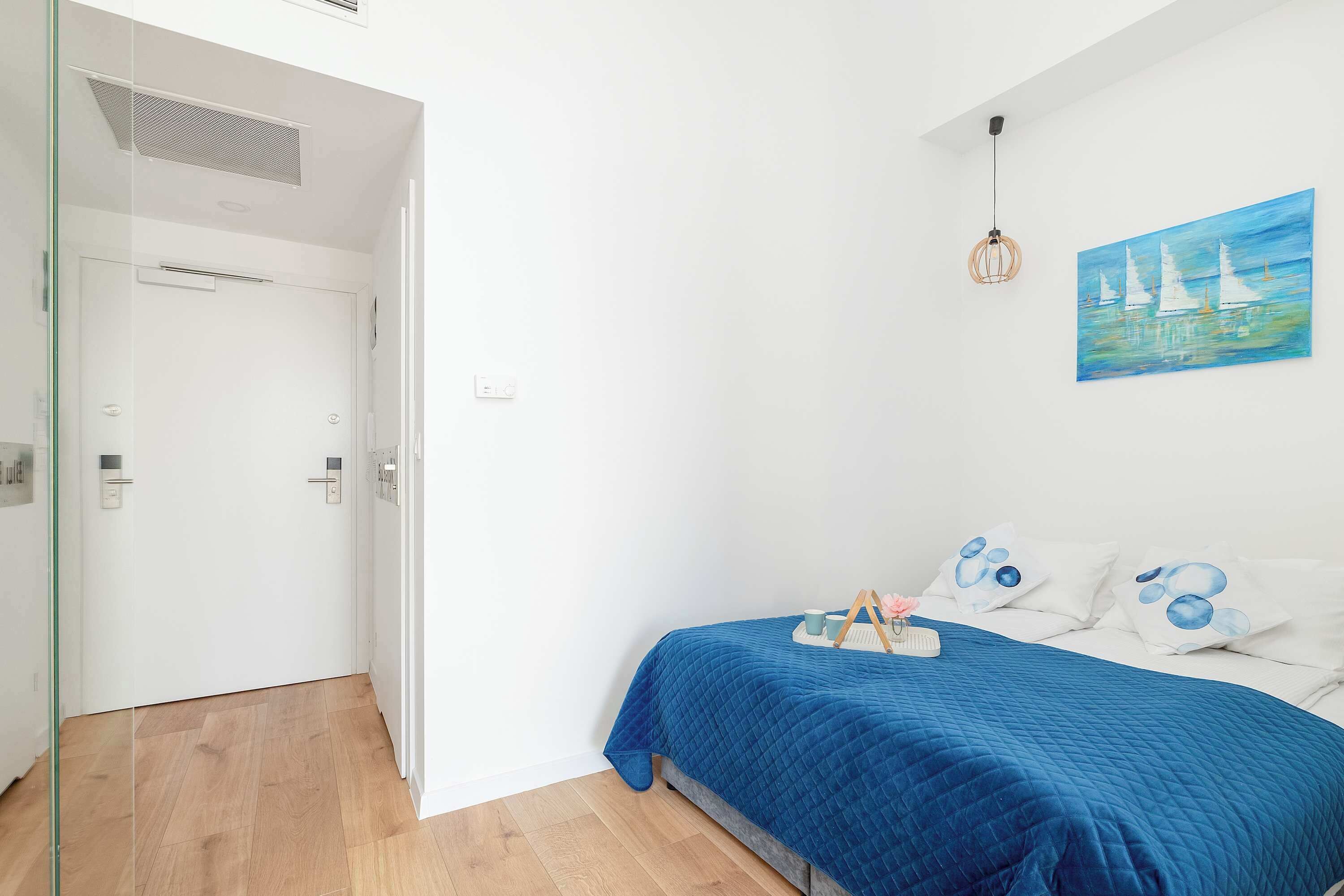 Tabla de planchar con plancha, wifi y ropa de cama 