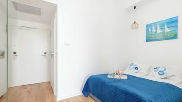 Tabla de planchar con plancha, wifi y ropa de cama