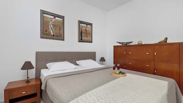 Ferros/tábuas de passar roupa, berço de viagem, Wi-Fi, roupa de cama