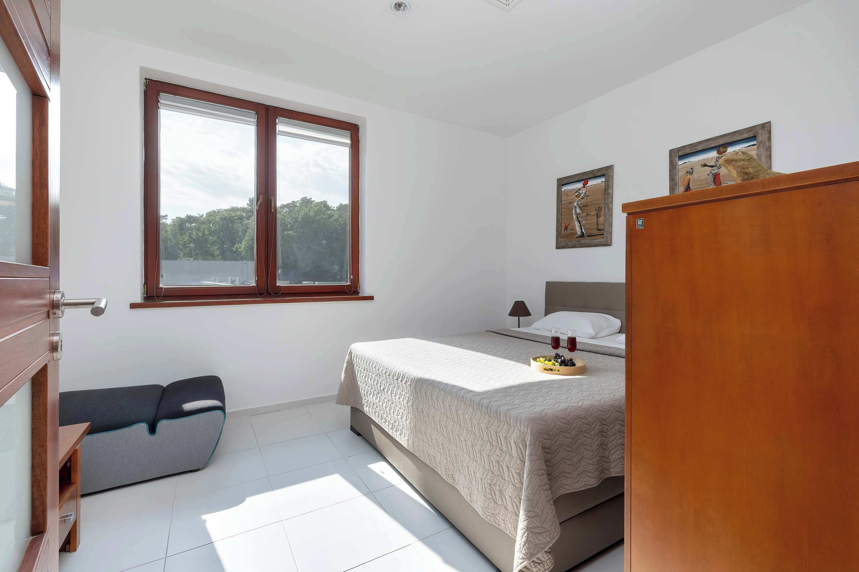 1 bedroom, iron/ironing board, travel crib, WiFi