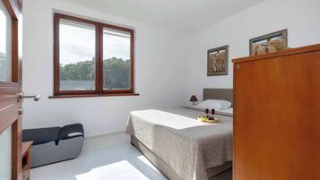 1 bedroom, iron/ironing board, travel crib, WiFi