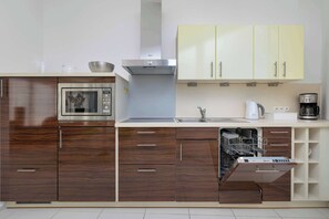 Kühlschrank, Mikrowelle, Herdplatte, Geschirrspüler