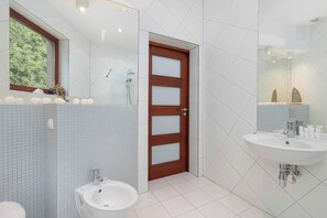 Een douche, een haardroger, handdoeken