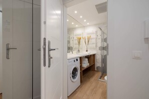 Shower, hair dryer, towels, shampoo