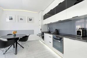 Frigorífico, microondas, horno y placa de cocina