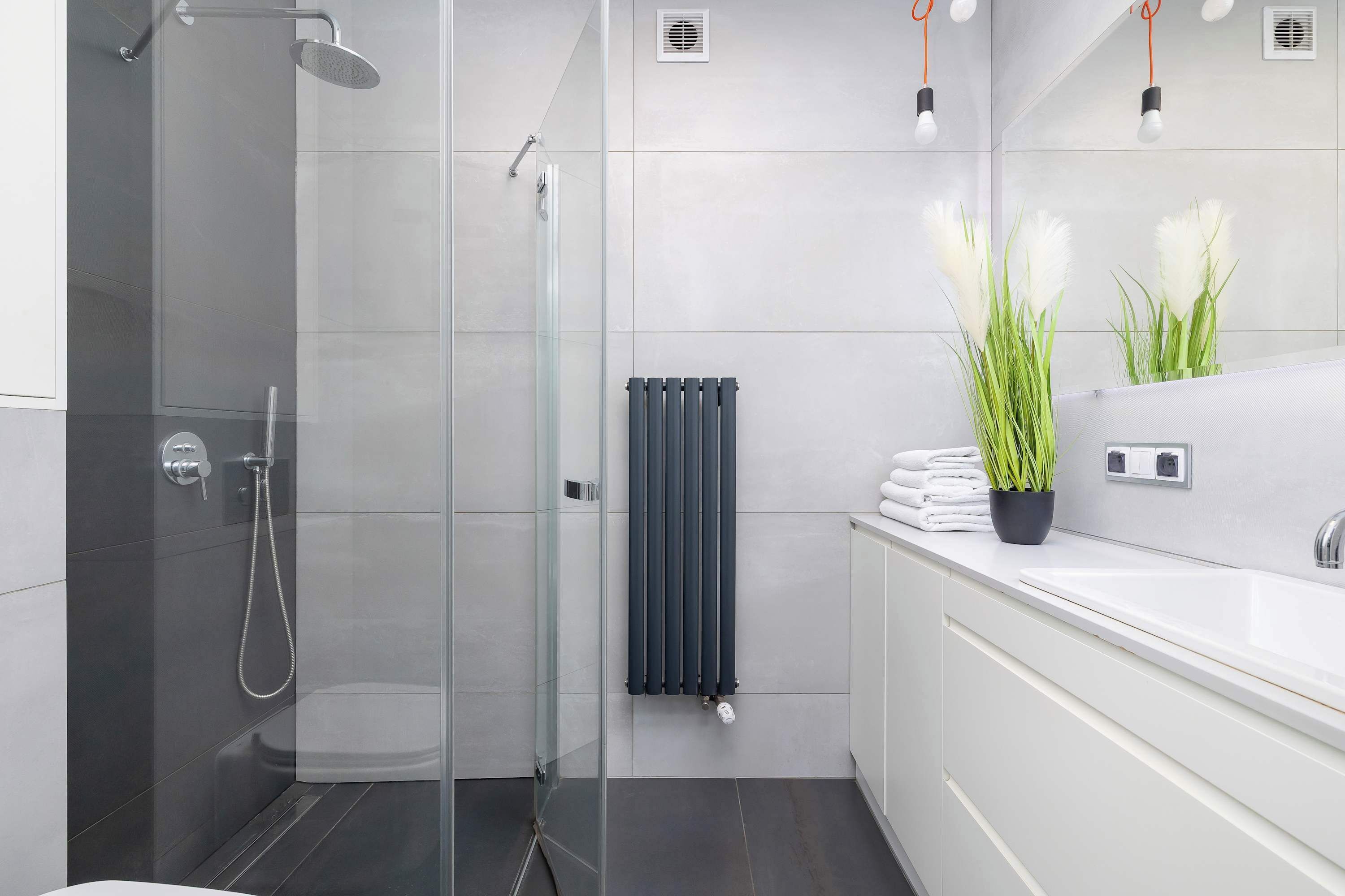 Een douche, een haardroger, handdoeken, shampoo