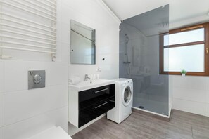 Shower, hair dryer, towels