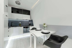 Réfrigérateur, micro-ondes, four, plaque de cuisson