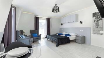 Tabla de planchar con plancha, wifi y ropa de cama