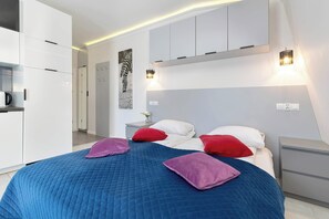 Iron/ironing board, WiFi, bed sheets