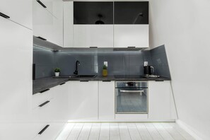 Frigorifero, microonde, forno, piano cottura