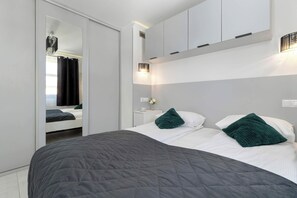 2 bedrooms, iron/ironing board, WiFi, bed sheets