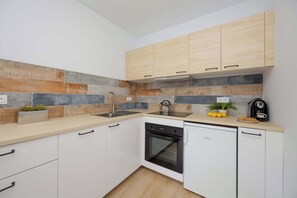 Fridge, oven, stovetop, dishwasher