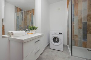 Een douche, gratis toiletartikelen, een haardroger, handdoeken