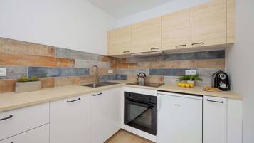 Fridge, oven, stovetop, dishwasher