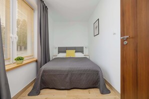 1 bedroom, desk, iron/ironing board, WiFi