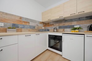 Fridge, oven, stovetop, dishwasher