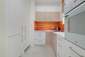 Kühlschrank, Ofen, Herdplatte, Geschirrspüler