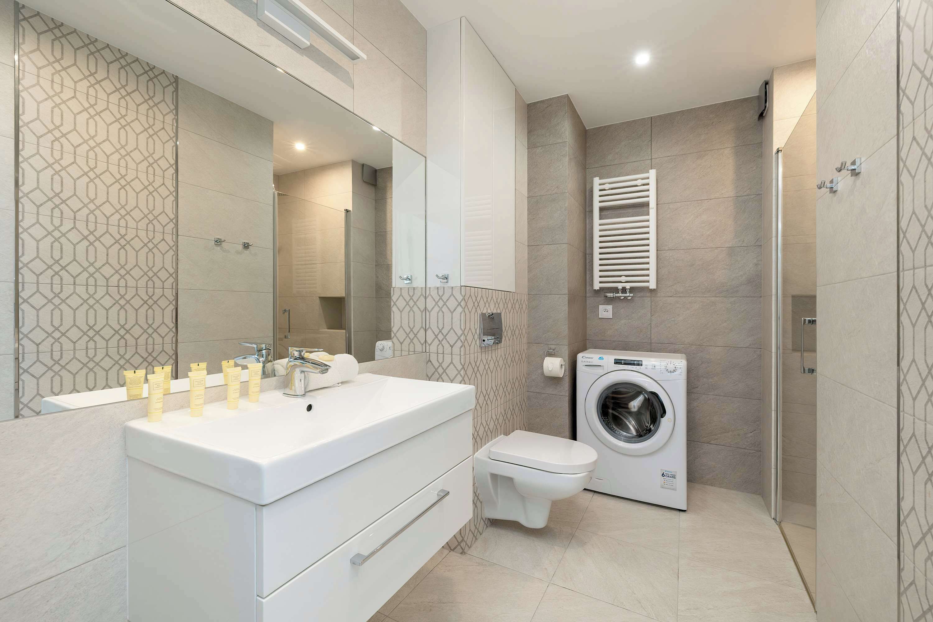 Shower, hair dryer, towels, shampoo