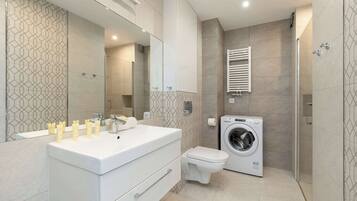 Shower, hair dryer, towels, shampoo
