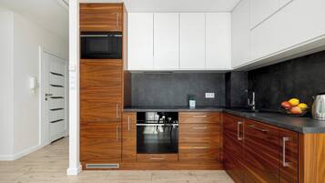 Kühlschrank, Mikrowelle, Ofen, Herdplatte