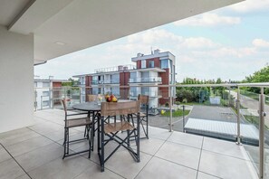 Outdoor dining - Morska 2 | Rewal | Cozy Apartment | Parking | Balcony | Swimming pool | Gym | Sp (Rewal)