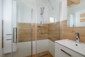 Shower, hair dryer, towels, shampoo