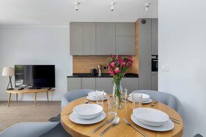 Dining - Stylish Apartment with Balcony | Parking, Close to the Beach (Międzywodzie)