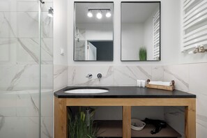 Shower, hair dryer, towels, shampoo - Stylish Apartment with Balcony | Parking, Close to the Beach (Międzywodzie)