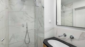 Douche, séchoir à cheveux, serviettes fournies, shampooing