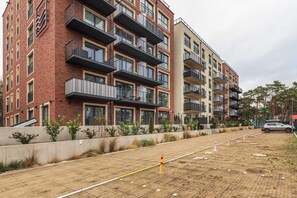 Exterior - Stylish Apartment with Balcony | Parking, Close to the Beach (Międzywodzie)