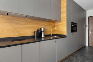 Een koelkast, een microgolfoven, een oven, een kookplaat